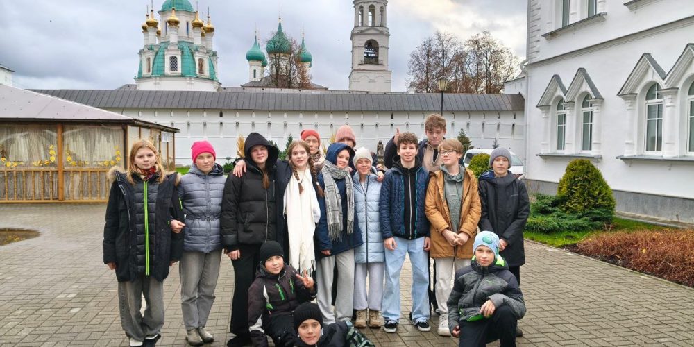 Подростки храма иконы Божией Матери «Отрада и Утешение» в Ярославском провели осенние каникулы в Толгском монастыре