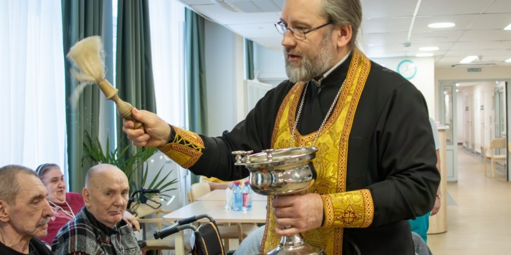 В преддверии праздника Сретения Господня клирик храма святых мучеников Адриана и Наталии в Бабушкине навестил проживающих в социальном доме «Ярославский»