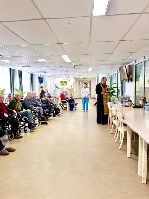 Клирик храма святых мучеников Адриана и Наталии в Бабушкине причастил Святых Христовых Таин проживающих в социальном доме «Ярославский»