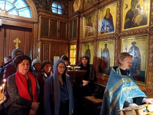 Участники проекта «Московское долголетие» при храме Живоначальной Троицы в усадьбе Свиблово посетили Иверскую часовню на Красной площади и Московский епархиальный дом