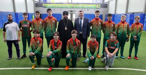 Награждение памятными подарками участников футбольной команды «Радонеж»