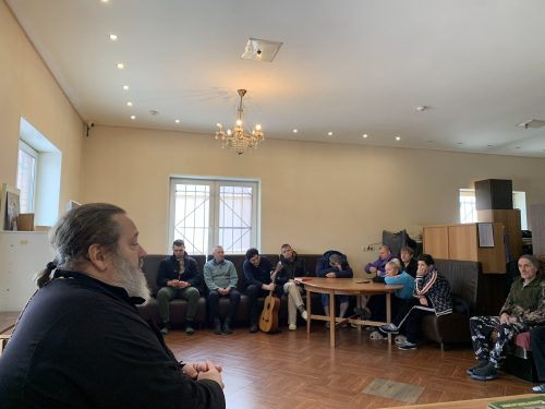 Клирик храма преподобного Сергия Радонежского в Бибиреве с группой помощников посетил «Дом трудолюбия Ной» в деревне Ховрино Московской области