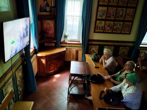 На встрече Киноклуба в рамках программы «Московское долголетие» при храме святых мучеников Адриана и Наталии в Бабушкине участники познакомились с лекцией «Незнакомая знакомая русская литература»