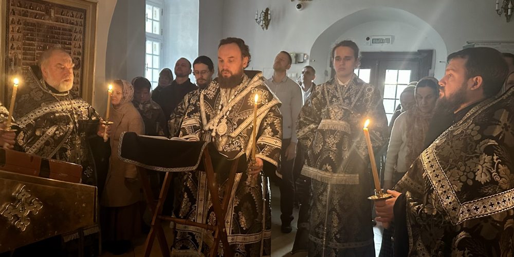 Митрополит Арсений совершил чтение Великого покаянного канона в храме Живоначальной Троицы в Усадьбе Свиблово