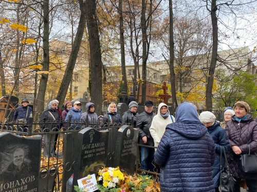 Храм Живоначальной Троицы на Пятницком кладбище организовал экскурсию для группы духовного краеведения проекта «Московское долголетие» при храме Рождества Пресвятой Богородицы во Владыкине