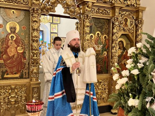Митрополит Арсений возглавил всенощное бдение в храме Живоначальной Троицы в Усадьбе Свиблово в Рождественский сочельник