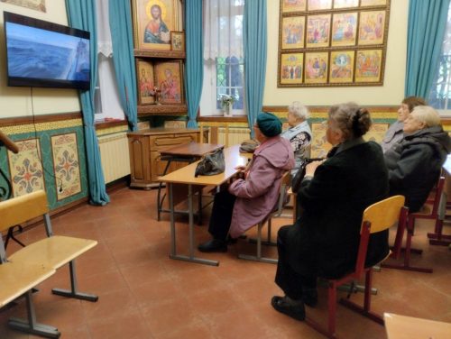 В рамках программы «Московское долголетие» при храме святых мучеников Адриана и Наталии в Бабушкине прошла очередная встреча членов Киноклуба