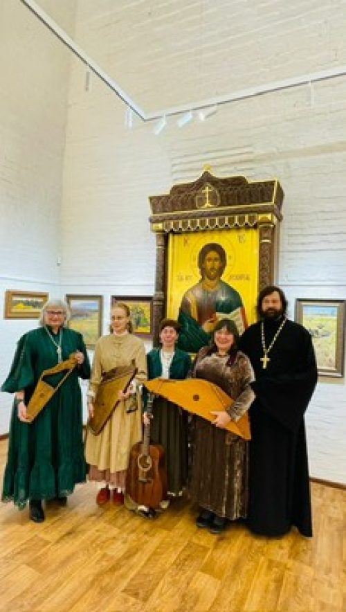 В храме преподобного Серафима Саровского в Раево концерт «По дороге к Рождеству» подарил гостям путешествие в мир русской традиции