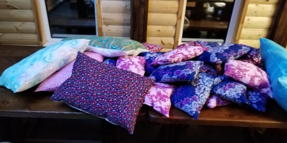 На приходе храма святого благоверного князя Димитрия Донского в Раеве открыли мастерскую по пошиву госпитального белья