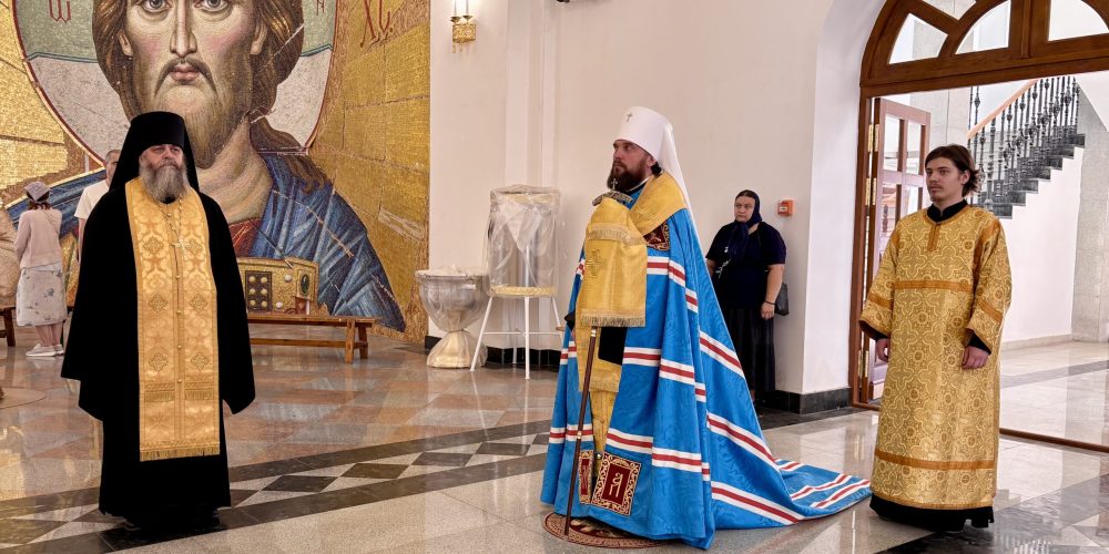 Митрополит Арсений возглавил всенощное бдение в храме Успения Пресвятой Богородицы в Останкино