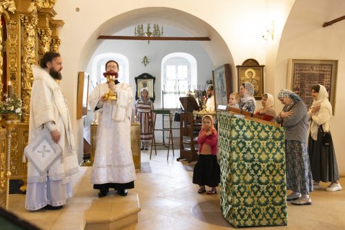 В отдание Вознесения Господня и день памяти блаженной Ксении Петербургской митрополит Арсений совершил Божественную литургию в храме Живоначальной Троицы в усадьбе Свиблово
