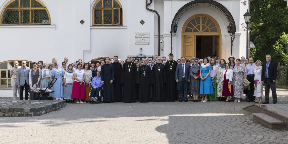 В воскресной школе для взрослых храма Покрова Пресвятой Богородицы в Медведкове прошел благодарственный молебен на окончание учебного года и торжественный выпускной