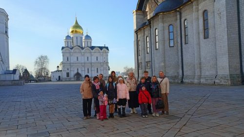 Воспитанники воскресной школы храма святых равноапостольных Мефодия и Кирилла в Ростокине побывали в храмах Сретенского монастыря и Московского Кремля