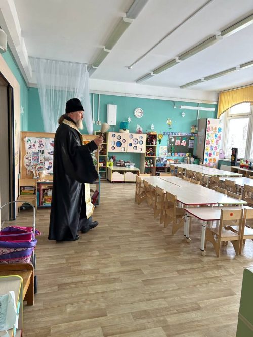 Настоятель храма Владимирской иконы Божией Матери в Виноградове подарил радость праздника Крещения Господня сотрудникам организаций района