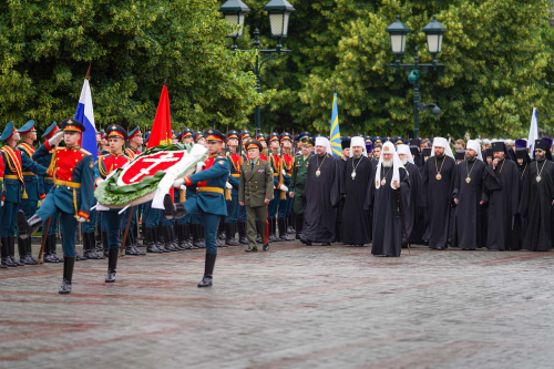 В День памяти и скорби Святейший Патриарх Кирилл возложил венок к могиле Неизвестного солдата у Кремлевской стены
