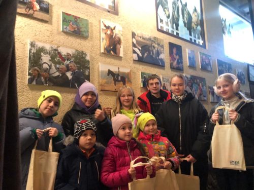 Ученики воскресной школы храма Рождества Пресвятой Богородицы во Владыкине побывали в конном клубе «Белая дача»