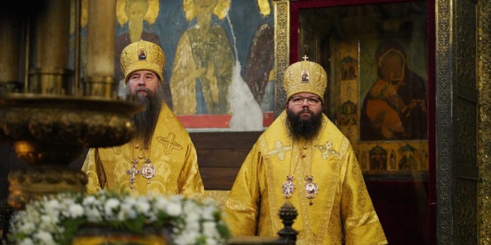 В Неделю 30-ю по Пятидесятнице архиепископ Егорьевский Матфей сослужил Святейшему Патриарху Кириллу в Успенском соборе Московского Кремля