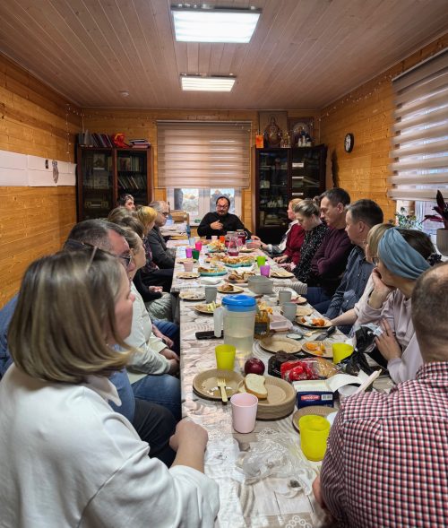 И.о настоятеля храма иконы Божией Матери «Отрада и Утешение» в Ярославском провел встречу с родителями воспитанников воскресной школы