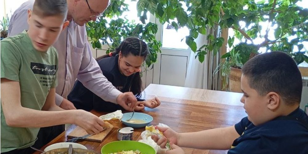 Добровольцы храмов Северо-Восточного викариатства посетили воспитанников приюта «Ковчег» в Московской области