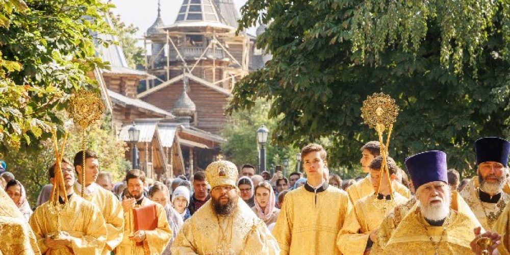 Архиепископ Егорьевский Матфей совершил Литургию в храме святого великомученика Георгия Победоносца в Коптеве и освятил колокола храма святителя Спиридона Тримифунтского на Коптевском бульваре