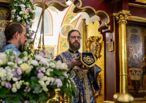 В храме Покрова Пресвятой Богородицы в Медведково молитвенно отметили престольный праздник