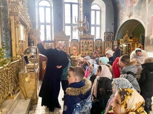 Клирик храма святых мучеников Адриана и Наталии в Бабушкине провел экскурсию для второклассников школы №1955