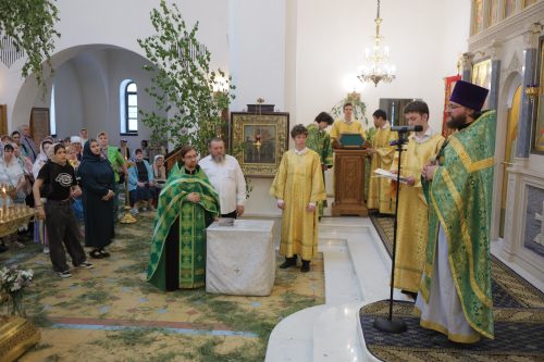 Выпускникам миссионерской школы храма иконы Божией Матери «Неопалимая Купина» в Отрадном вручили сертификаты