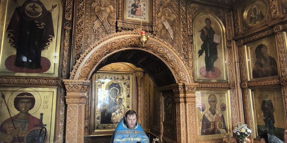 Клирик храма Казанской иконы Божией Матери в Лосиноостровской совершил молебен с акафистом в Иверской часовне на Красной площади