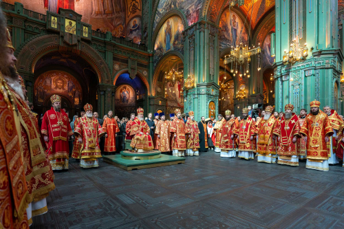 В день памяти великомученика Георгия Победоносца митрополит Арсений сослужил Предстоятелю Русской Церкви за Литургией в Патриаршем соборе в честь Воскресения Христова — главном храме Вооруженных сил России