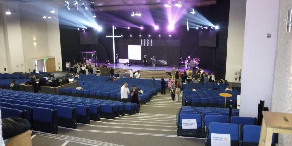 Миссионерская беседа представителей храма иконы Божией Матери «Неопалимая Купина» в Отрадном с пятидесятниками