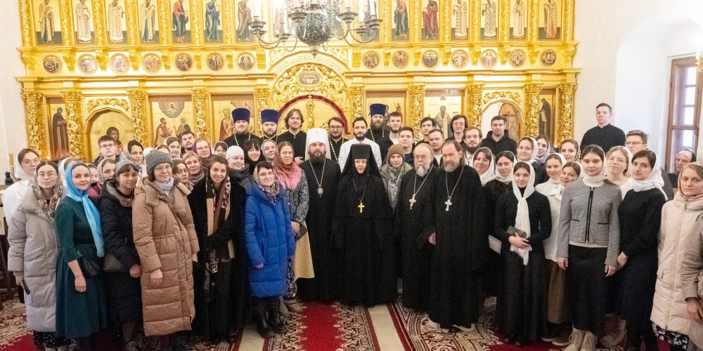 Митрополит Арсений совершил Божественную литургию при участии молодёжи в храме святителя Амвросия Медиоланского Новодевичьего монастыря