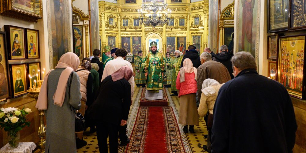 Митрополит Арсений совершил Божественную литургию в храме Живоначальной Троицы на Пятницком кладбище