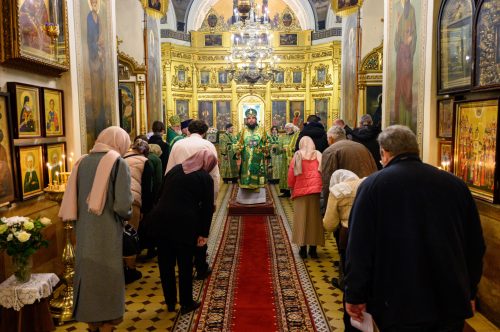 Митрополит Арсений совершил Божественную литургию в храме Живоначальной Троицы на Пятницком кладбище