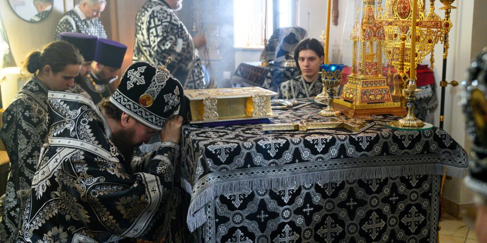 В пятницу первой седмицы Великого поста митрополит Арсений совершил Литургию Преждеосвященных Даров в храме святого благоверного князя Димитрия Донского в Раеве