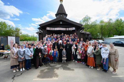 Митрополит Арсений совершил Божественную Литургию во временном храме святых Жен-Мироносиц Патриаршего подворья храма иконы Божией Матери «Отрада и Утешение» в Ярославском