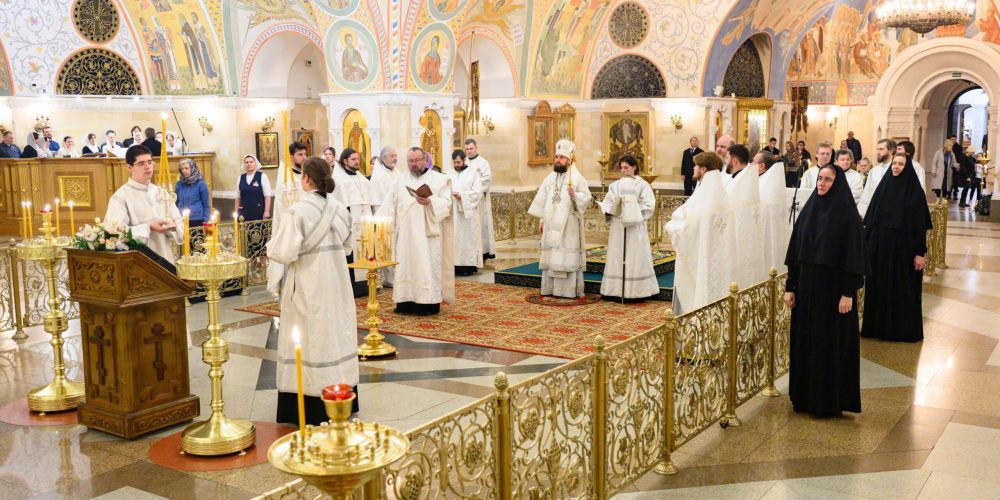 В день памяти жертв политических репрессий митрополит Арсений совершил Божественную литургию и панихиду в Преображенской церкви Храма Христа Спасителя