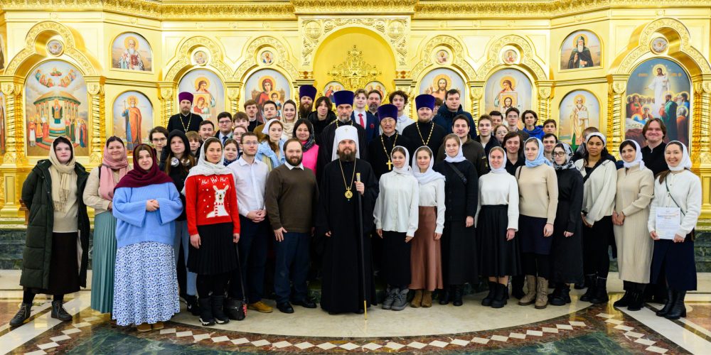 Митрополит Арсений совершил Божественную литургию при участии молодежи викариатства в храме Успения Пресвятой Богородицы в Останкине