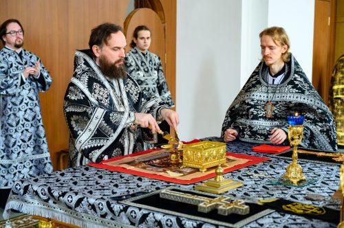 Митрополит Арсений совершил Литургию Преждеосвященных Даров в храме Успения Пресвятой Богородицы в Останкине