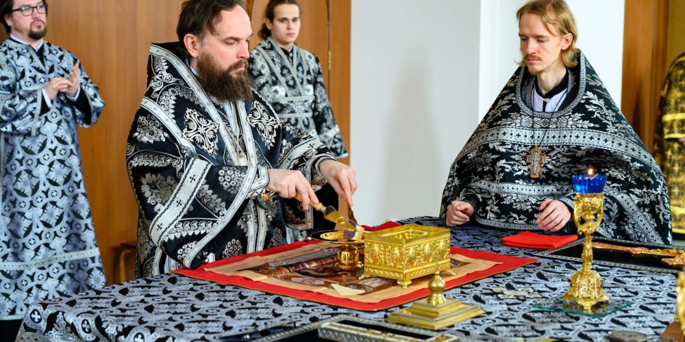 Митрополит Арсений совершил Литургию Преждеосвященных Даров в храме Успения Пресвятой Богородицы в Останкине