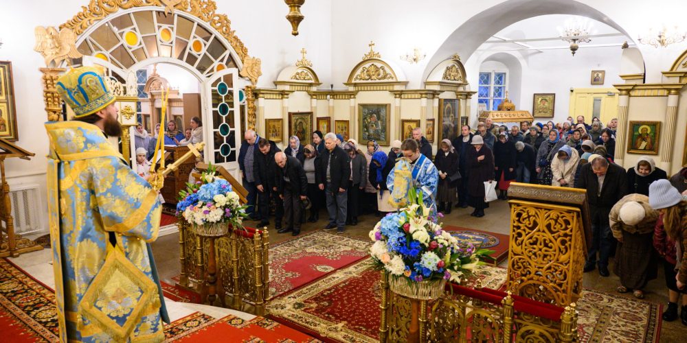 Митрополит Арсений совершил Литургию в день престольного праздника в храме Казанской иконы Божией Матери в Узком