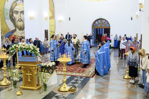В канун престольного праздника митрополит Арсений возглавил всенощное бдение в храме Успения Пресвятой Богородицы в Останкино