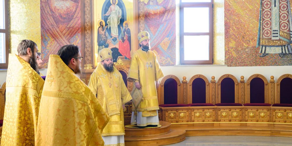 В Неделю 23-ю по Пятидесятнице митрополит Арсений совершил Божественную литургию в храме Успения Пресвятой Богородицы в Останкине