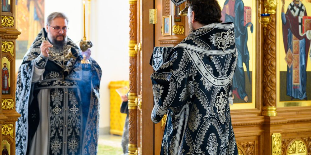 В среду третьей седмицы Великого поста митрополит Арсений совершил Литургию Преждеосвященных Даров в храме Успения Пресвятой Богородицы в Останкине