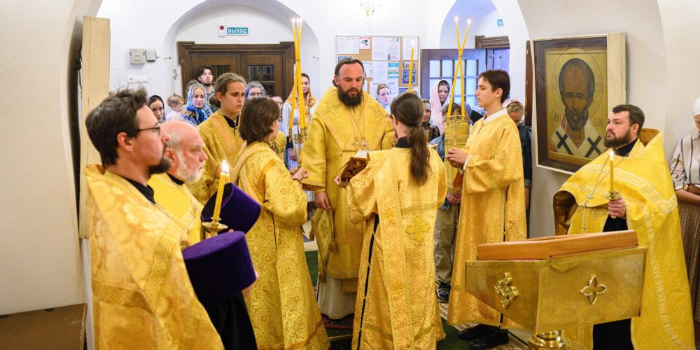 В канун Собора Московский святых митрополит Арсений возглавил всенощное бдение в храме Живоначальной Троицы в усадьбе Свиблово