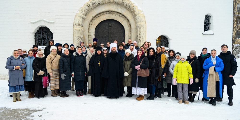 Митрополит Арсений совершил Божественную литургию при участии молодёжи викариатства в Марфо-Мариинской обители