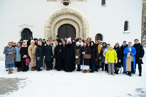 Митрополит Арсений совершил Божественную литургию при участии молодёжи викариатства в Марфо-Мариинской обители