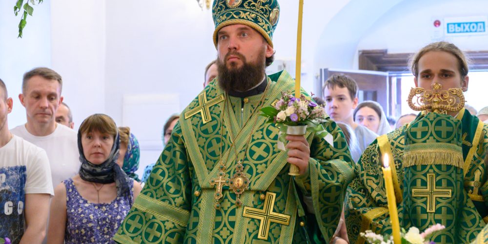 В канун Дня Святой Троицы митрополит Арсений возглавил всенощное бдение в храме Живоначальной Троицы в усадьбе Свиблово