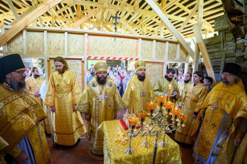 Митрополит Арсений сослужил за Литургией в восстанавливающемся храме деревни Петрилово Псковской области