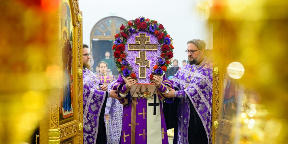 Накануне Недели 3-й Великого поста митрополит Арсений возглавил всенощное бдение с чином выноса Креста Господня в храме Успения Пресвятой Богородицы в Останкине