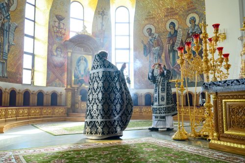 В среду четвертой седмицы Великого поста митрополит Арсений совершил Литургию Преждеосвященных Даров в храме Успения Пресвятой Богородицы в Останкине